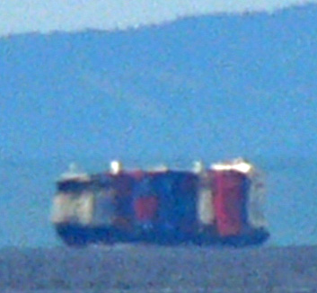 石狩湾を航行する貨物船