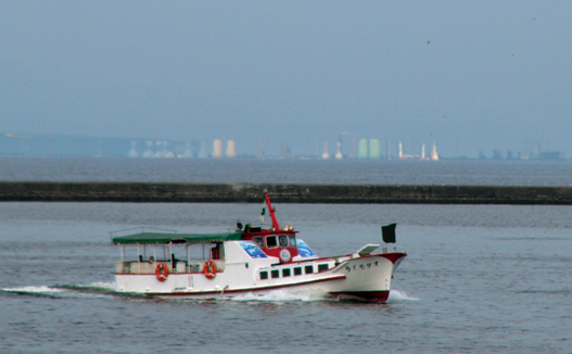 タンク群と観光船